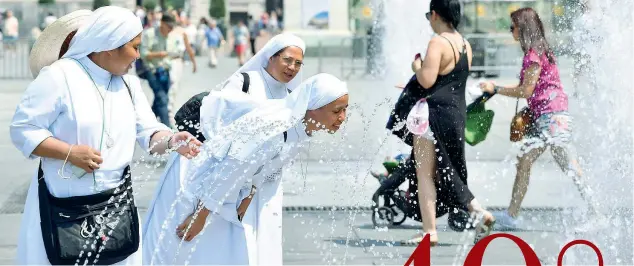  ?? (Ansa/Di Marco) ?? A Torino Un gruppo di suore si rinfresca alle fontane di Piazza Castello a Torino