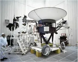  ?? NASA | JPL-Caltech ?? Engineers prepare NASA’s Voyager 2 in March 1977. “The fact that it lasts 40 years is just that it was built perfectly,” project manager John Casani says.