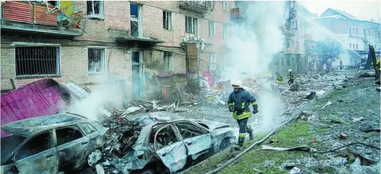  ?? AP ?? Los bomberos acuden a la maternidad en la que murió el bebé de dos días, ayer, en Zaporiyia