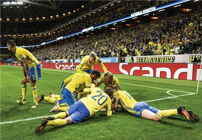  ?? Bild: Pontus Lundahl ?? Marcus Berg och de andra svenskarna efter tisdagens 1–0 mål. Blir det samma glädjescen­er i matchen mot Rumänien i november?