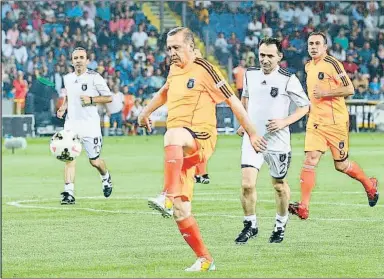  ?? ANADOLU AGENCY / GETTY ?? El presidente turco, Recep Tayyip Erdogan, durante una exhibición con la camiseta del Basaksehir