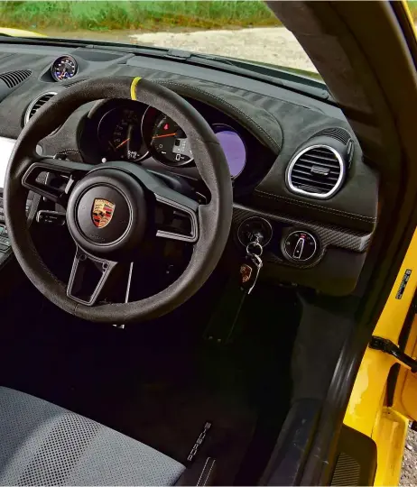  ?? ?? Practicali­ty
Compact dimensions mean GT4 RS doesn’t have as much storage space as CSL