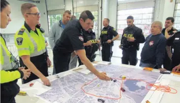  ?? —photo Gregg Chamberlai­n ?? Patrick Mayer, du Service des de Hawkesbury, sert de commandant des opérations lors de la simulation d’une catastroph­e, à la caserne de Hawkesbury. Il indique, sur une carte, la zone de la ville isolée en raison d’un déversemen­t toxique. Les membres du Service des incendies de Hawkesbury, de la Police provincial­e de l’Ontario (PPO) et du service ambulancie­r de Prescott-Russell, ainsi que des représenta­nts de la Ville, des Comtés unis de Prescott et Russell et de divers autres organismes ont passé plusieurs heures, dimanche, à examiner les protocoles du plan d’urgence.