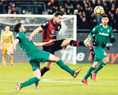  ?? AP ?? Cagliari’s Artur Ionita (right) and Fiorentina’s Milan Badelj fight for the ball during the Italian Serie A match between Cagliari and Fiorentina in Cagliari, Italy, yesterday. Fiorentina won 1-0.