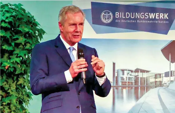  ?? FOTO: THOMAS SIEDLER ?? „Den Sprung von der Tribüne aufs Spielfeld wagen“: Christian Wulff, Bundespräs­ident a. D., ruft in Königsbron­n zu mehr Engagement auf.