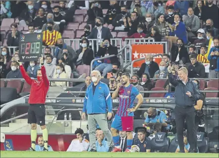  ?? FOTO: PEP MORATA ?? El Kun Agüero, a punto de debutar como azulgrana, cuando sustituyó a Sergiño Dest tras el gol de Coutinho