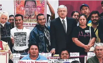  ?? FOTO AFp ?? COMPROMISO. El nuevo presidente de México, Andrés Manuel López Obrador con un grupo de padres de los 43 estudiante­s desapareci­dos de Ayotzinapa. Les prometió acabar con la impunidad.