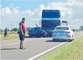  ?? ?? Impacto. La conductora quiso pasar a otro auto, pero chocó de frente.