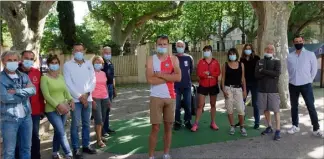  ?? (Photos S. A.) ?? Thibaud Gueyffier (maillot rouge et blanc de l’UST) avec une partie de sa logistique.