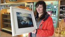  ?? Photo by Domnick Walsh ?? Áine Ní Chiobháin out from behind the counter to display some of her artwork in Tig a’ Phoist in Carraig.