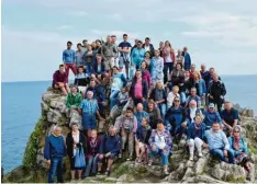  ?? Fotos: Thomas Weinmüller ?? Ein Zwischenst­opp führte die Gruppe aus Sielenbach zur Pointe du Grouin, einer fel sigen Landzunge an der Küste der Bretagne, an der die Klippen rund 50 Meter steil ins Meer abfallen.