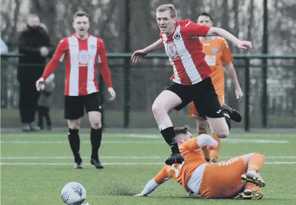  ?? ?? Sunderland West End, in red and white, shared the points with leaders Heaton Stanningto­n in their Northern League Division Two clash at Ford Hub Sports Complex.