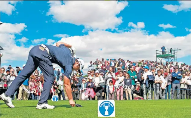  ??  ?? EXPECTACIÓ­N. Jon Rahm fue seguido por cerca de 15.000 personas durante la tercera vuelta del Open de España que se celebra en el Centro Nacional de golf en Madrid.