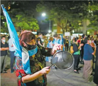  ??  ?? Cacerolazo contra las restriccio­nes impuestas en Buenos Aires
