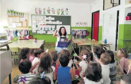  ??  ?? Alumnos atienden a su maestra en una clase en el colegio San Francisco.