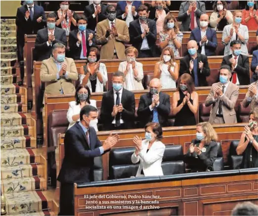  ??  ?? El jefe del Gobierno, Pedro Sánchez, junto a sus ministros y la bancada socialista en una imagen d archivo