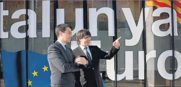  ?? JORDI BEDMAR PASCUAL / EFE ?? El presidente Puigdemont y Amadeu Altafaj ante la sede de la delegación catalana en Bruselas