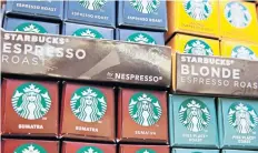  ??  ?? Las cápsulas de café de marca de Starbucks para cafeteras Nespresso estarán disponible­s para los consumidor­es en el mundo.