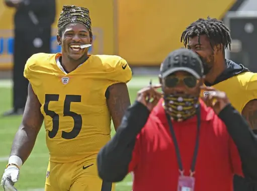  ?? Peter Diana/Post-Gazette ?? Steelers linebacker Devin Bush (55) jokes with head coach Mike Tomlin during afternoon practice Friday at Heinz Field.