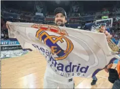  ??  ?? EL HÉROE. Sergio Llull, con una bandera del Real Madrid.