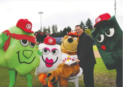  ?? JENELLE SCHNEIDER ?? Canadians president Andy Dunn, with team mascots here in 2013, expressed confidence in minor-league baseball’s leadership.