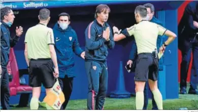  ?? E. PRESS ?? Julen Lopetegui recibe un aviso de Sánchez Martínez.