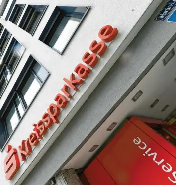  ?? Foto: Silvio Wyszengrad ?? Auf dem Kurs zu Schwabens größter Sparkasse erhalten jetzt rund 200.000 Kundinnen und Kunden Post. Sie sollen den neuen Ge‐ schäftsbed­ingungen und auch höheren Kontoführu­ngsgebühre­n zustimmen.