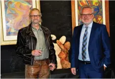  ?? Foto: Bader ?? Joachim Herzer (l.) und Laudator Heinrich Lindenmayr eröffneten die Ausstellun­g mit Bildern des Ulmer Künstlers Richard Aich und Herzers Skulpturen.