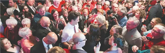  ?? - Gracieuset­é ?? Le chef libéral Justin Trudeau était de passage à Saint-Jean, samedi. On l’aperçoit au centre d’une foule de partisans.