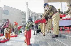  ?? SUNIL GHOSH /HT PHOTO ?? The GB Nagar police officials distributi­ng blankets to underprivi­leged people at the police commission­er's office, in Sector 108 on Wednesday.