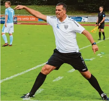  ?? Foto: Dieter Mack ?? So energisch TSV Trainer Andy Schröter auch von außen dirigierte, es nützte nichts: Sein Team kam gegen den TSV 1860 Mün chen II gestern im Gerd Müller Stadion arg unter die Räder.