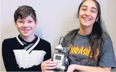  ?? FOTO: FORG ?? Nick Aguzev und Canel Baskara mit Lego mindstorms-Roboter „Helmut“.