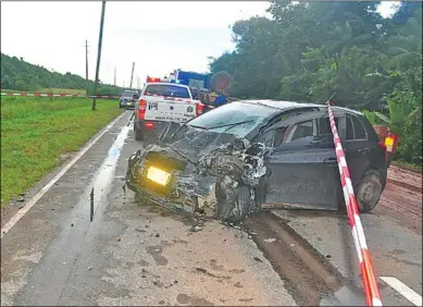  ??  ?? Een moeder en haar dochter zijn zaterdag bij deze aanrijding aan de Afobakaweg omgekomen.
(Action-foto: Shaylendra Jarbandhan)