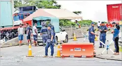  ?? Picture: JONACANI LALAKOBAU ?? Police officers man a checkpoint at the Rewa Bridge lockdown area in April last year.