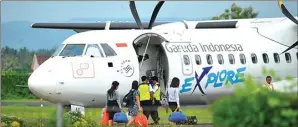  ??  ?? RENDRA KURNIA/JAWA POS RADAR BANYUWANGI MASIH AMAN: Erupsi Gunung Agung di Bali tidak berdampak terhadap aktivitas penerbanga­n di Bandara Banyuwangi.