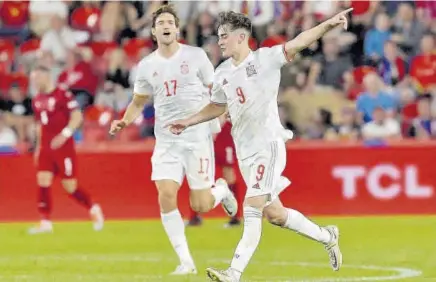  ?? EFE ?? Gavi celebra el gol marcado en Praga y que lo convirtió en el jugador más joven en anotar un tanto en la historia de la selección española
//