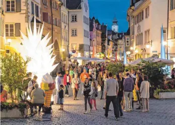  ?? FOTO: WOLFGANG SCHNEIDER ?? Die Lindauer Kultur- und Einkaufsna­cht hat am Freitag, 28. Juli, wieder viel zu bieten.