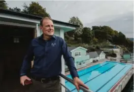  ??  ?? Johansen forteller om store planer for sjøbadet. Da er han avhengig av midler fra byrådet.