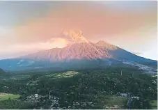  ?? Afp ?? AMENAZA. El Volcán de Fuego visto desde una zona alta de la ciudad de Escuintla, donde declararon alerta roja.