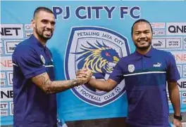  ?? [ FOTO OWEE AH CHUN / BH] ?? Dua pemain baru PJ City FC, Safee (kanan) dan Filho.