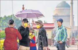  ?? BURHAAN KINU/HT ?? Visitors seen wearing masks at the Rashtrapat­i Bhavan in New Delhi on Wednesday.
