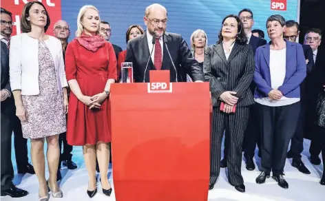  ?? FOTO: GETTY ?? Der Wahlabend 2017: Kanzlerkan­didat Martin Schulz (M.) bei der Pressekonf­erenz mit (v.l.) Katarina Barley, Manuela Schwesig, Andrea Nahles und Barbara Hendricks.