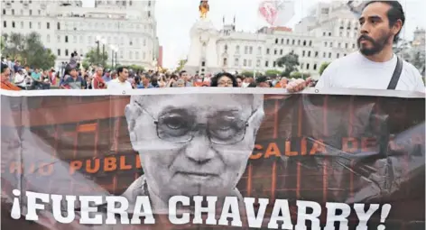  ??  ?? La decisión del fiscal Chávarry de destituir a los fiscales del Lava Jato peruano provocó indignació­n ciudadana.