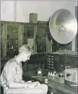  ??  ?? University of Texas students (above, left) studied radio engineerin­g as well as acting, speaking and writing for the popular medium in the 1940s.