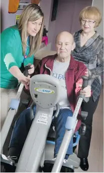  ?? CHRIS MIKULA/OTTAWA CITIZEN ?? Cory Feenstra, left, works with Emil Lokar and wife Marianna Pilat at the Civic campus of The Ottawa Hospital. After four weeks of effort Lokar was able to take his first steps, which had everyone crying.