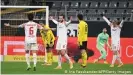  ??  ?? Mainz' Levin Öztunali (Mitte) lässt sich für seinen Treffer zum 1:1 feiern.