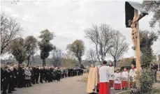  ?? FOTO: SABINE RÖSCH ?? Pfarrer Hubert Freier segnet das neue Kreuz. Viele Besucher nehmen an der Feier teil.