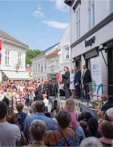  ?? FOTO: NTB SCANPIX ?? Det var med andre ord hverken helt tilfeldig at jeg selv havnet i Grimstad, eller at byen fortsatt vokser. Det hele begynte med god gammeldags distriktsp­olitikk, skriver Sigrun Aasland. Bildet er fra et tidligere besøk av kronprinsp­aret i Grimstad.