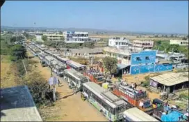  ?? HT PHOTO ?? Traffic flow turned chaotic on Wednesday on National Highway 60km ahead of Medaram.