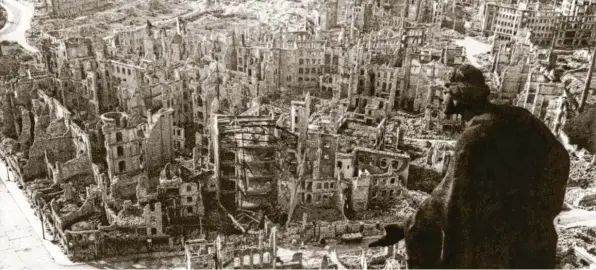  ?? Foto: Akg ?? Nach der Bombardier­ung vom 13., 14. und 15. Februar 1945: Blick vom Rathaustur­m auf die Ruinen der Dresdener Innenstadt.